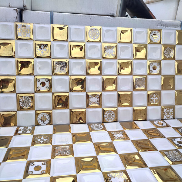 کاشی بین کابینت شطرنجی سفید طلایی آذین تایل