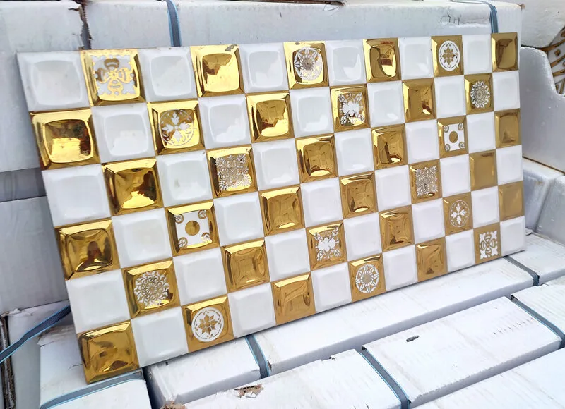 کاشی بین کابینتی کوتینگی سفید طلایی طرح شطرنجی