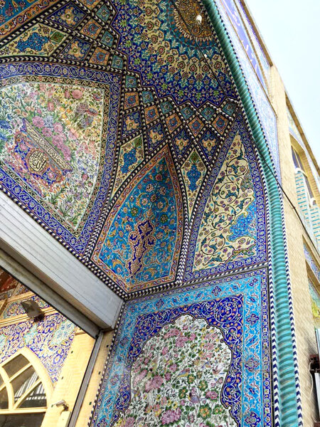 کاشی هفت رنگی ورودی مسجد و سقف